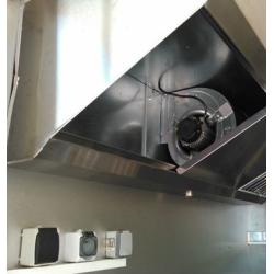Image explicative de la fixation d'un moteur escargot dans le centre d'une hotte inox pro.