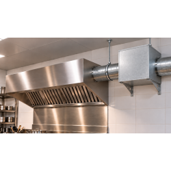 Hotte de cuisine inox professionnelle avec caisson motorisé fixé au mur ou plafond.